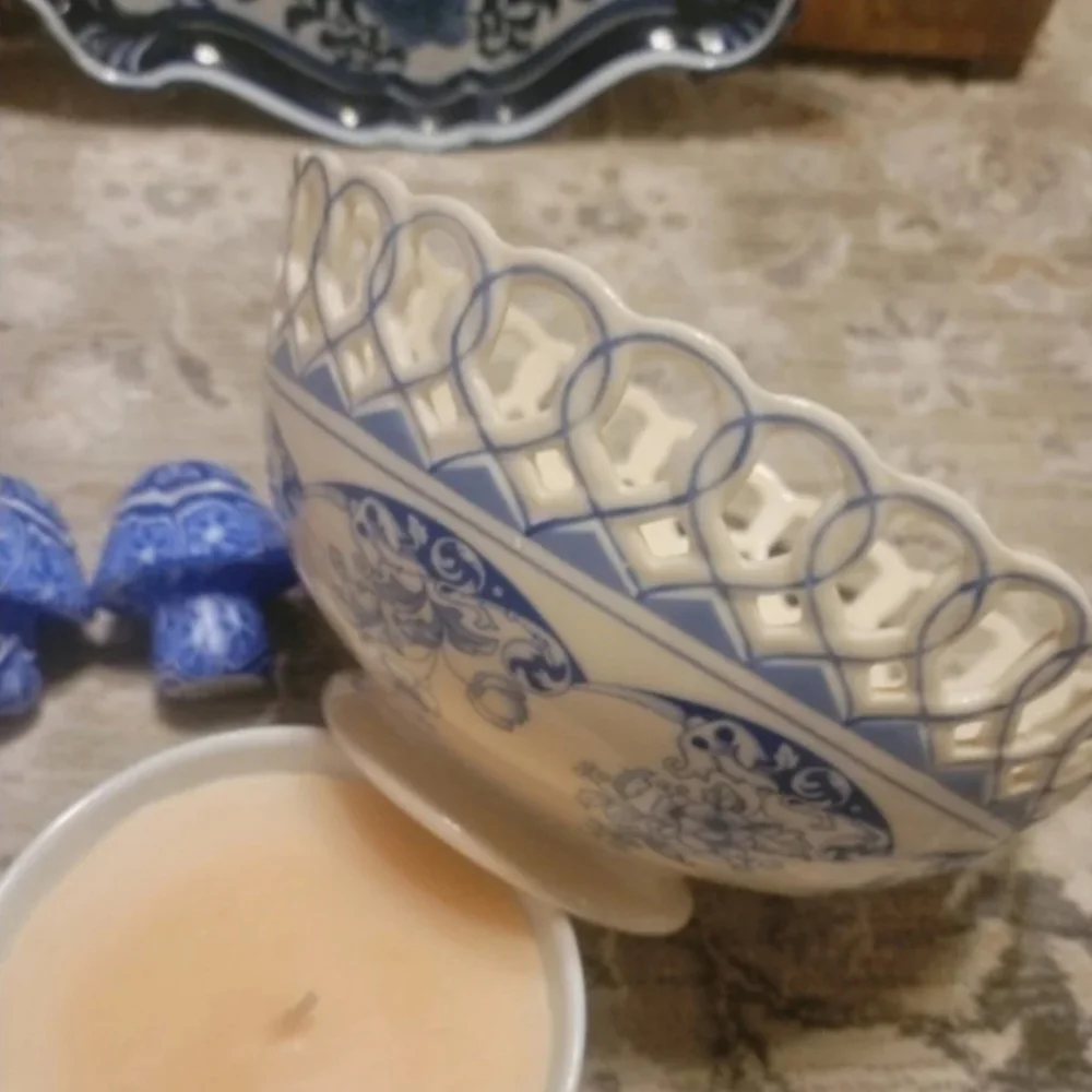 Blue Heirloom openwork porcelain bowl 8" - Picture 7 of 8